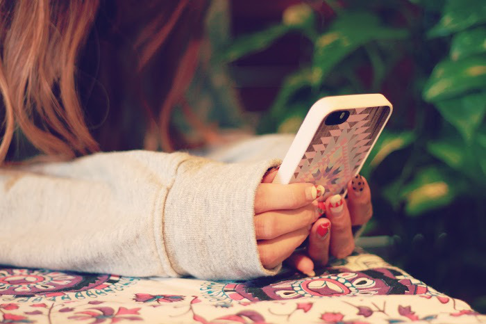 スマホを扱う女の子