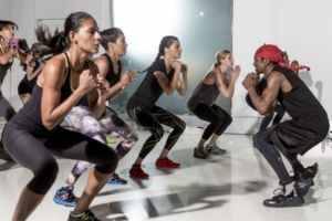 マシンを使わず自分の体を駆使してトレーニングをするアドリアナ・リマ