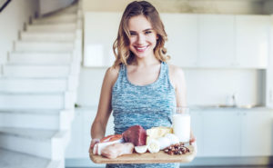 食材を持つ女性