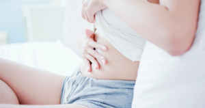 イスに座ったままお腹痩せマッサージ