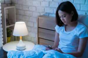 ベッドでスマホ