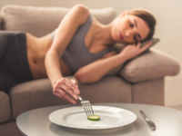 極端な食事制限をするダイエット女性